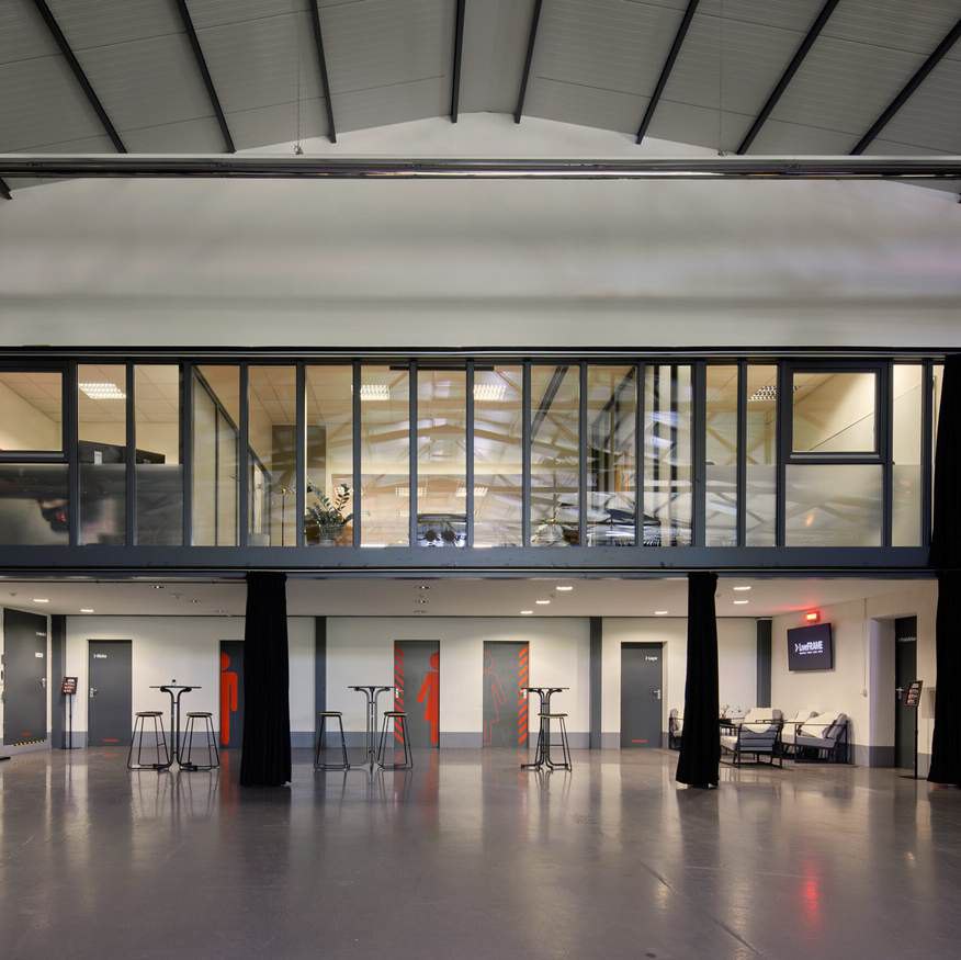 Studiohalle der LiveFRAME Spaces mit Blick auf Empore und Eingang